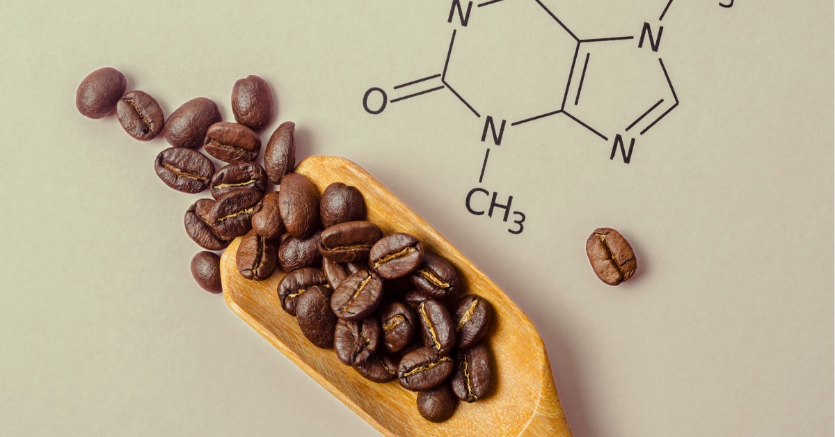 Ziarna kawy i wzór chemiczny kofeiny jako naturalne źródło kofeiny w pielęgnacji skóry.